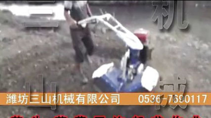 芋頭、草莓開(kāi)溝起壟作業(yè) 